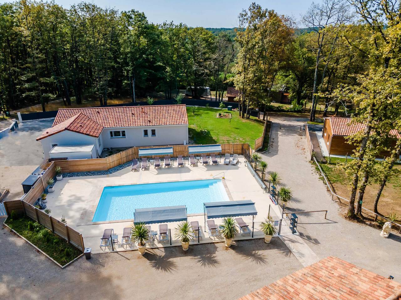 Authentischer Aufenthalt in der Dordogne – Komfortables Gîte mit beheiztem Pool in Thenon, Périgord Noir