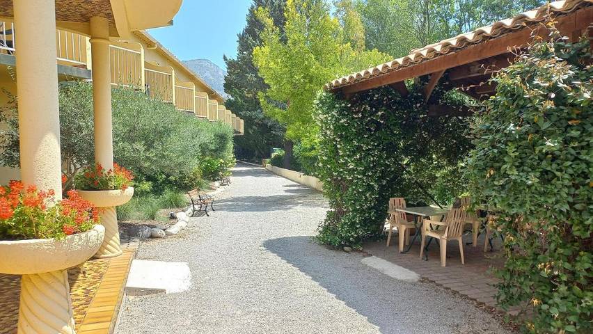 Hôtel pour 2 personnes, avec piscine ainsi que jardin et vue à Buis-les-Baronnies - 2