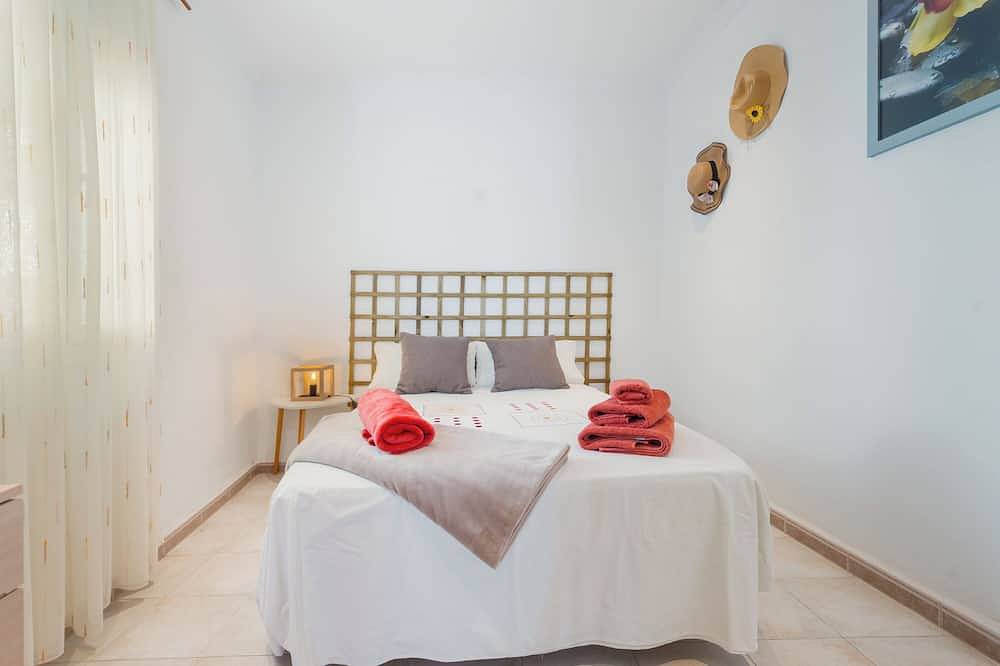 Entire apartment, Apartment 'Giraldilla' with Shared Garden, Wi-Fi and Air Conditioning in Carmona, Sevilla Province