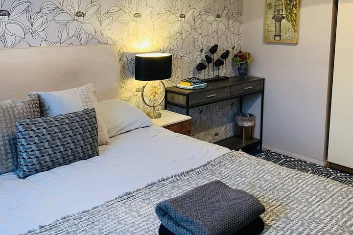 Lake house - 3 bedroom woking in Woking, Surrey