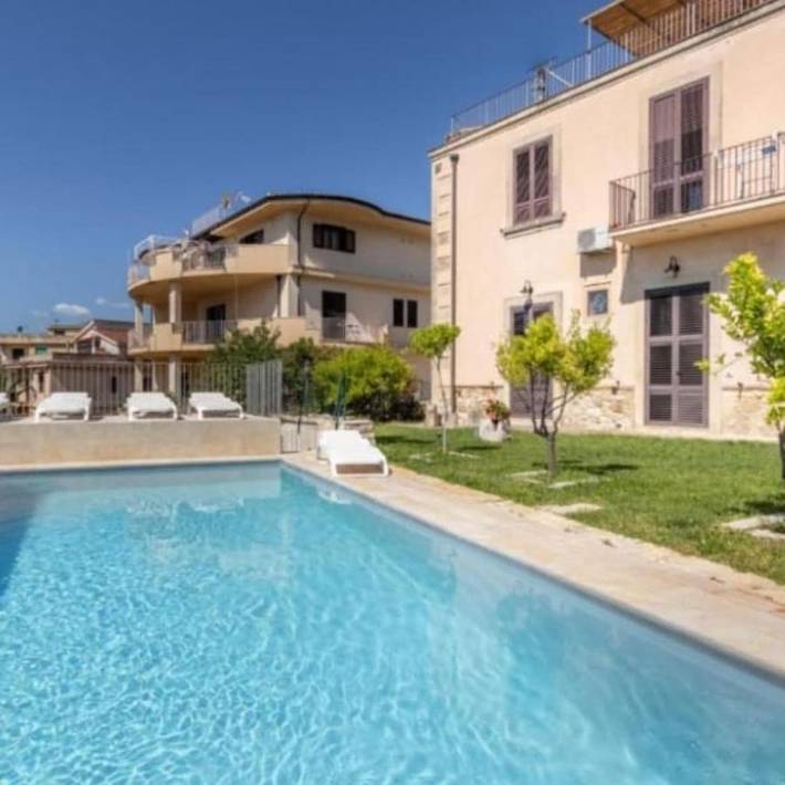 Chambre d’hôte pour 5 personnes, avec jacuzzi ainsi que jardin et piscine, adapté aux familles à Noto - 2