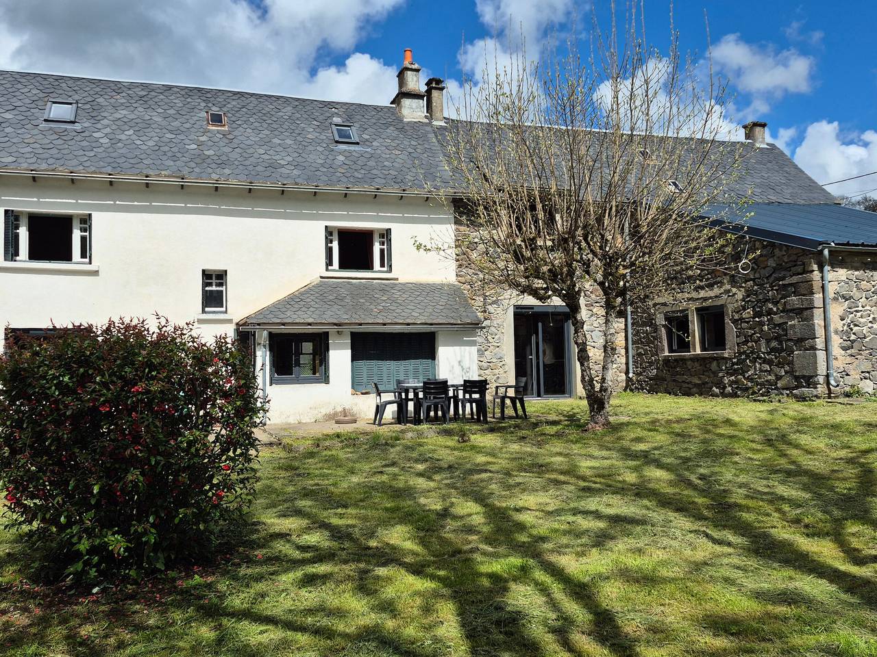 Maison Auvergnate Spacieuse 170m² - 8 Pers - Nature au Parc des Volcans in Égliseneuve-d'Entraigues, Parc naturel régional des Volcans d'Auvergne