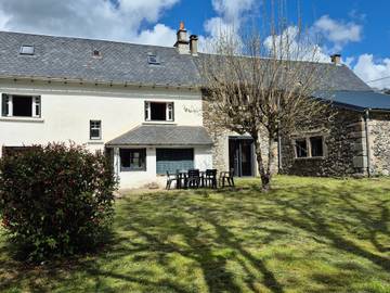 Gîte pour 8 personnes, avec jardin et terrasse à Égliseneuve-d'Entraigues