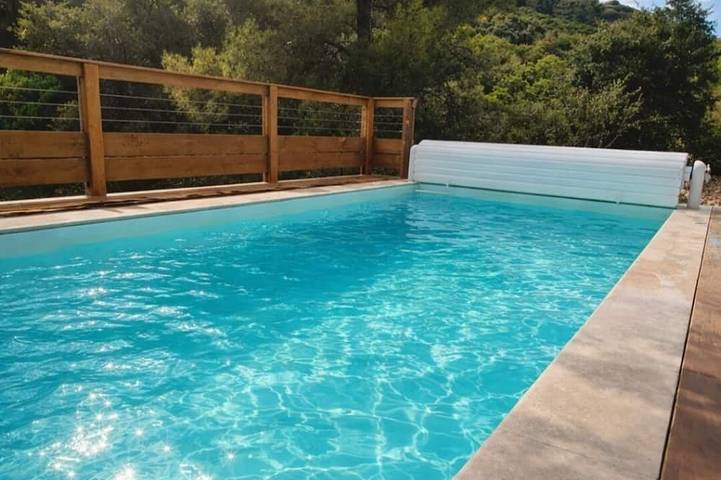 Location de vacances pour 8 personnes, avec piscine à Vailhauquès