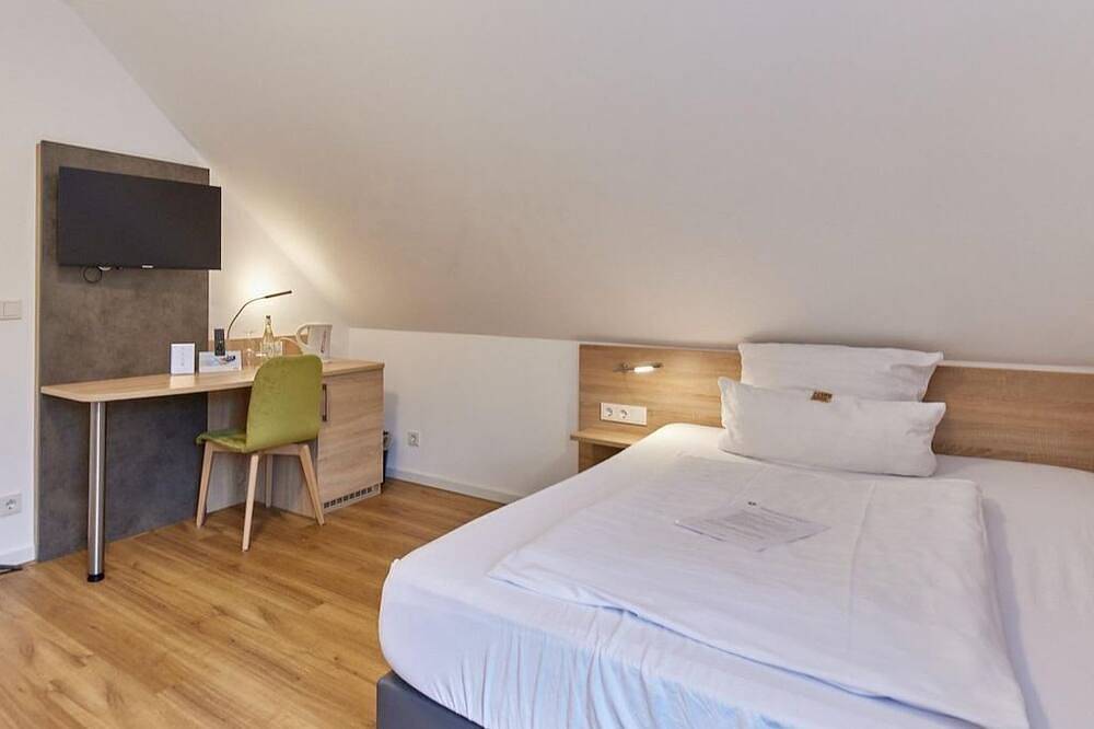 Single room deluxe with balcony - Moselhotel Weinhaus Simon in Wintrich, Bernkastel-Kues region