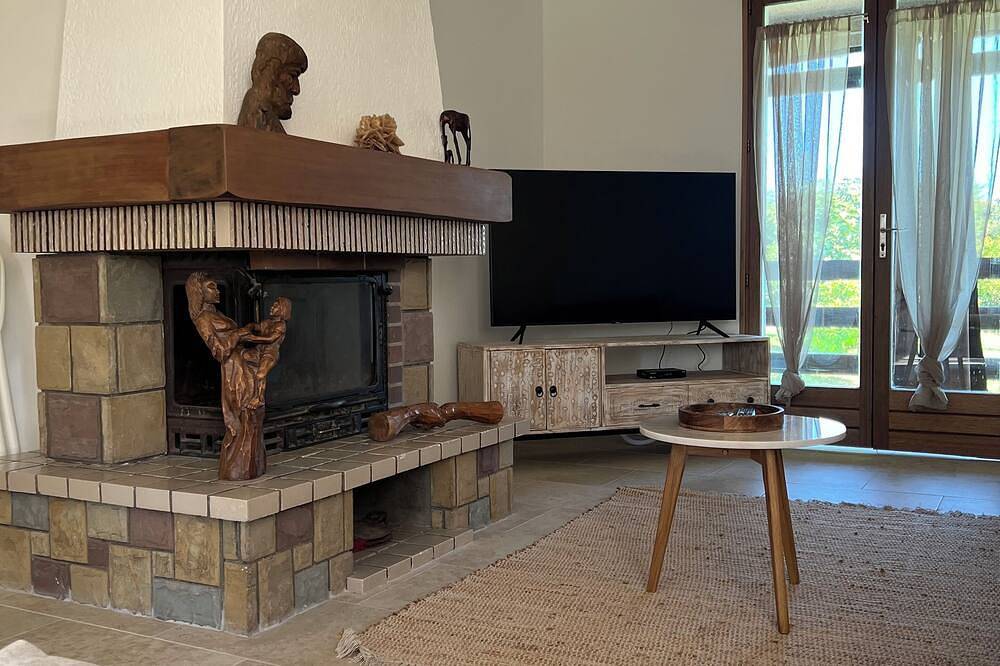 Villa with private swimming pool and parking, private garden, sleeps max 10pers. in Ghisonaccia, Corte region