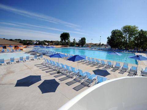 Camping pour 8 personnes, avec Terrasse ainsi que Jardin et Piscine dans Port Camargue - 3