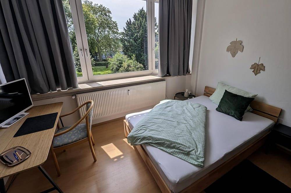 Ganze Wohnung, 1,5 Familienzimmer Duschbad, 2 Betten, Frühstücksecke, Arbeitsplatz, zentral in Pforzheim, Nordschwarzwald