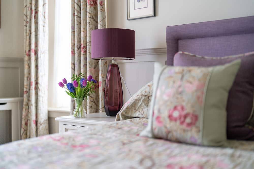 A spacious and grand Georgian house for 8 in central Chichester with parking. in Chichester, West Sussex