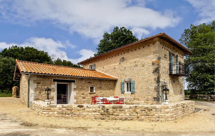 Location de vacances pour 9 personnes, avec piscine ainsi que jardin et terrasse, animaux acceptés dans Lonnes