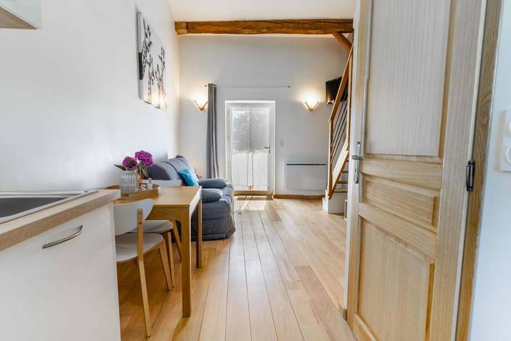 Gîte pour 3 personnes, avec jardin ainsi que vue et piscine à Saint-Didier-sur-Chalaronne - 4