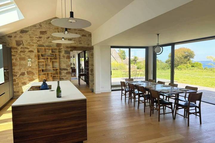 Location de vacances pour 10 personnes, avec balcon et jardin à Guimaëc