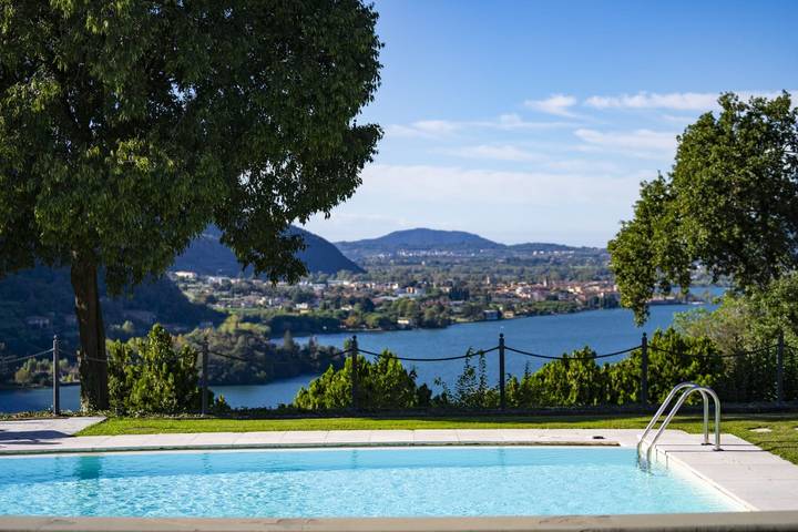Villa per 8 persone, con Terrazza e Giardino nonché Piscina e Vista lago in Lago d'Iseo