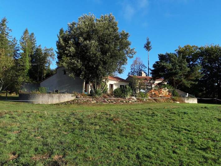 Location de vacances pour 10 personnes, avec Terrasse ainsi que Jardin et Vue dans Saint-Salvy-de-la-Balme
