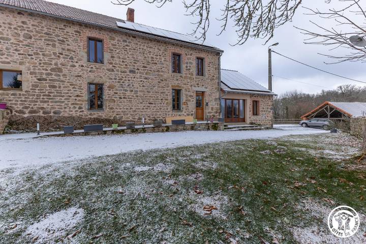 Gîte pour 14 personnes, avec terrasse ainsi que jardin et piscine