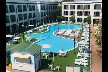 Gîte pour 8 personnes, avec bassin pour enfant et piscine ainsi que jardin et balcon à Lido di Spina