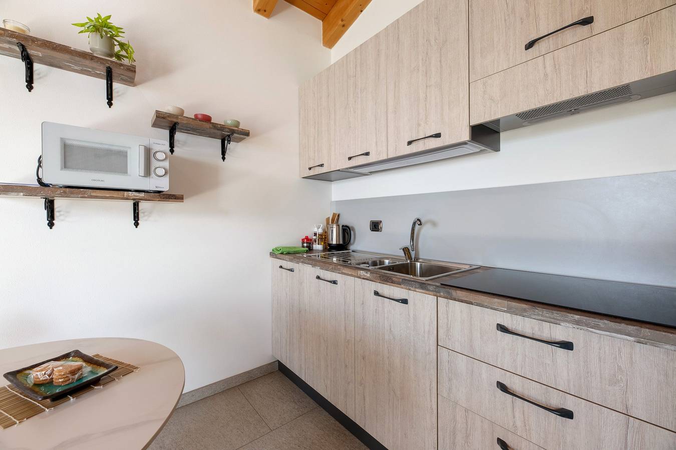 Vakantiehuis 'Il Nido Del Colibrì' met uitzicht op het meer, privéterras en Wi-Fi, foto 12