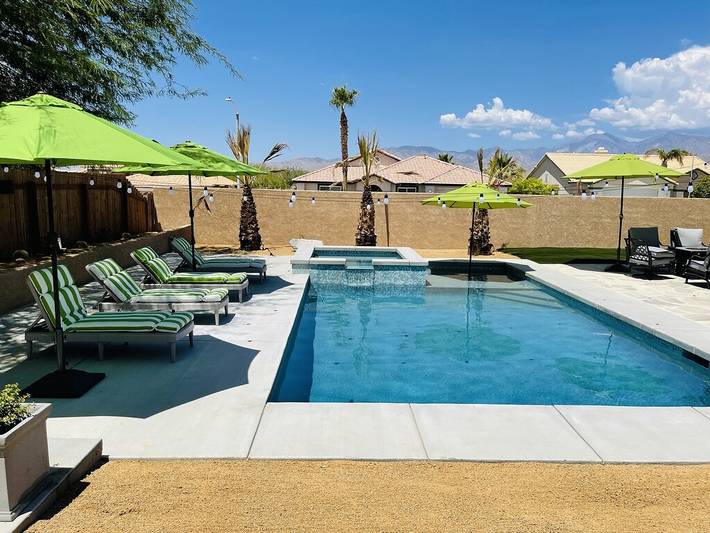 Vacation rental for 8 people, with terrace and hot tub as well as yard, with pets in Desert Hot Springs