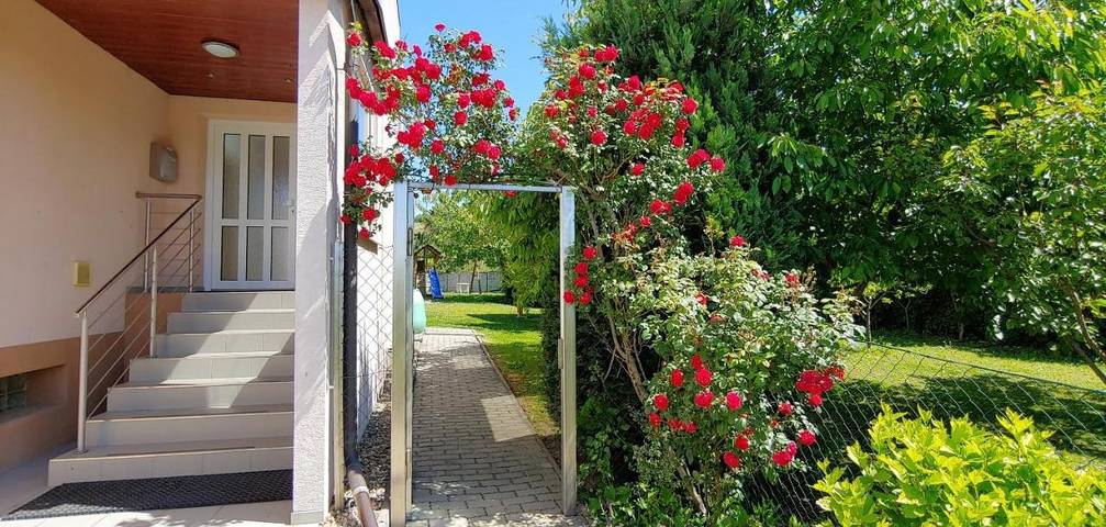 Vakantiehuis voor 8 personen, with Balkon and Tuin as well as Zwembad and Sauna in Zuid-Moravië