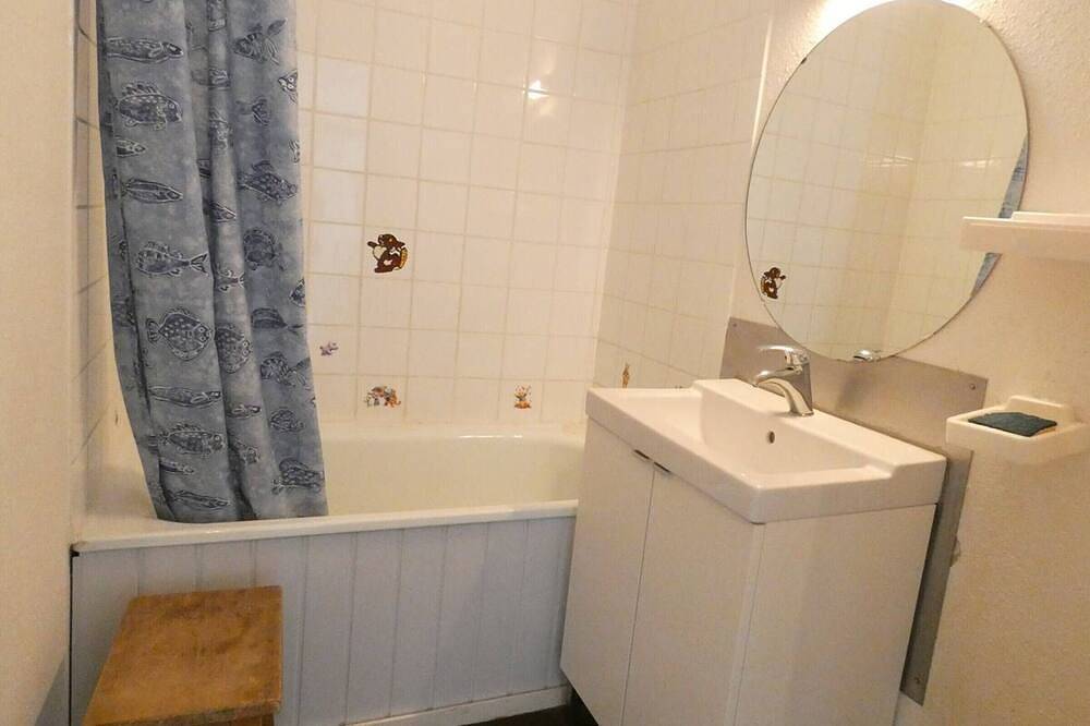 Entire apartment, Cozy Studio Cabine for 6 with Balcony, South-Facing, Ski Locker - Piau-Engaly in Piau-Engaly, Aragnouet