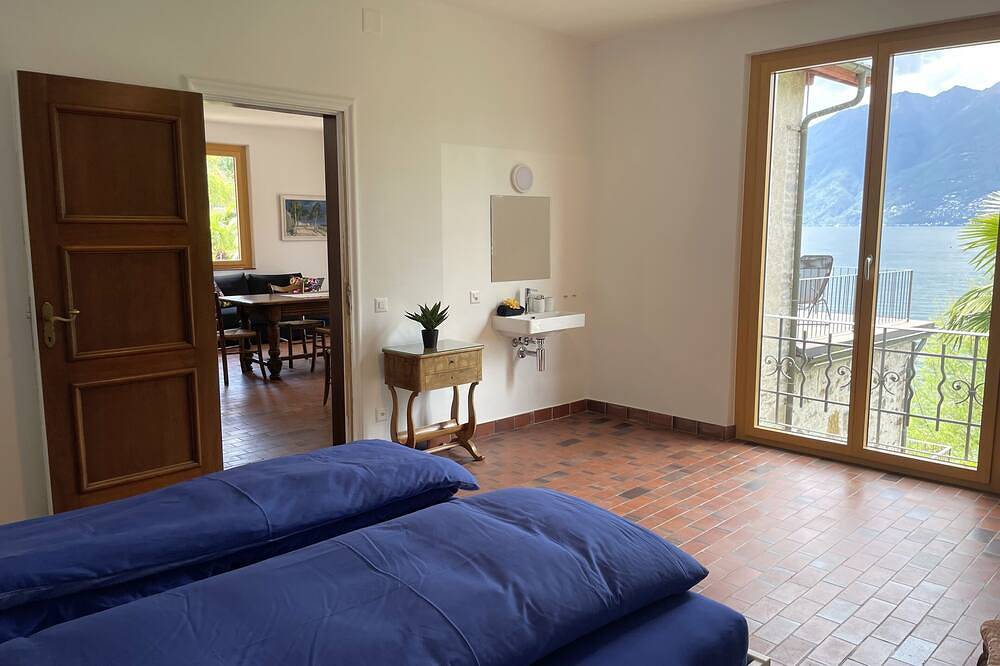 Ganze Wohnung, Ferienwohnung mit grosser Panoramaterrasse und direktem Seezugang in Gambarogno, Lago Maggiore (Schweiz)