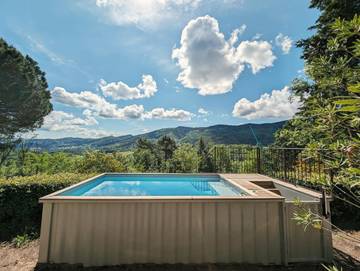 Location de vacances pour 9 personnes, avec balcon ainsi que piscine et vue à Jaujac