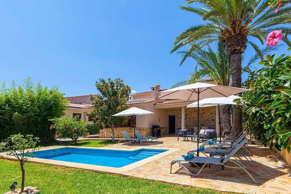 Traumhaftes Haus in Sa Coma mit privatem Swimmingpool, der sowohl drinnen als. in Sa Coma, Sant Llorenç des Cardassar