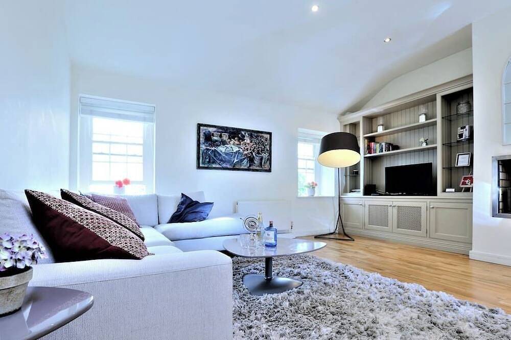 Elegant White Regency Townhouse with Terrace/Patio in Dublin, County Dublin