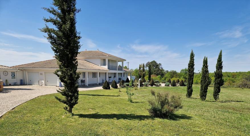 Gîte pour 6 personnes, avec piscine à Le Pizou