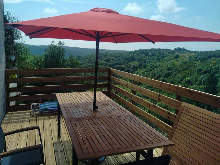 Location de vacances pour 2 personnes, avec balcon et vue à Lastours