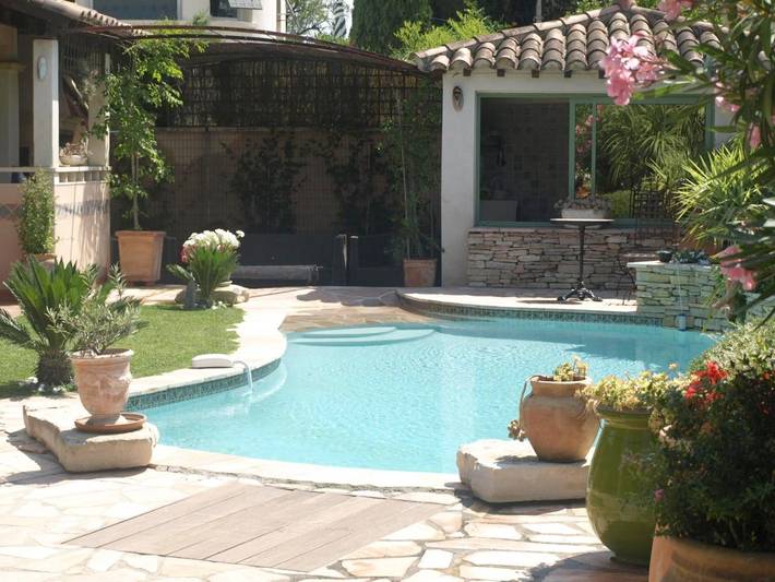 Location de vacances pour 6 personnes, avec piscine et jardin à Les Angles (Gard)