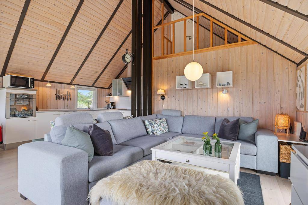 Cosy thatched holiday home for 4 people with hot tub in Nørre Lyngvig, Hvide Sande