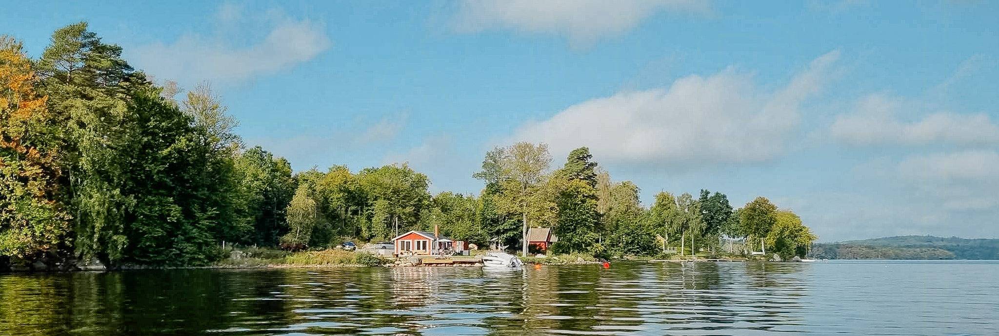 Ferienhaus mit Strandgrundstück, Boot und Steg in Småland in Kronoberg