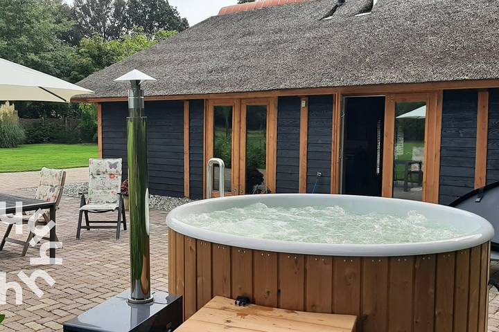 Ganze Wohnung, Ländliches 2-Personen-Ferienhaus mit großer Terrasse und hot tub in Sint-Jansklooster in Sint Jansklooster, Nationalpark Weerribben-Wieden