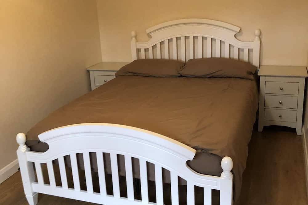 Cosy Woodland Set Three Bedroom Holiday Homes Close To Windsor Castle in Finchampstead, Berkshire
