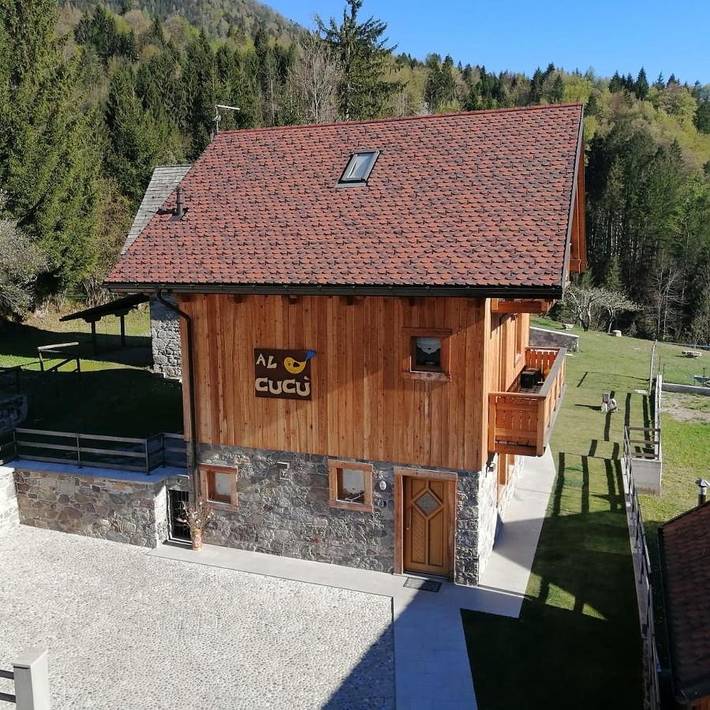 Location de vacances pour 5 personnes, avec Balcon et Jacuzzi ainsi que Terrasse et Jardin à Ovaro