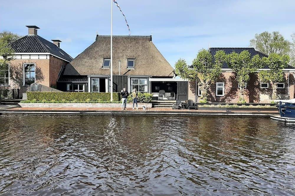 Puur Eastermar Authentic and luxurious coach house in a monumental farm in Nationalpark De Alde Feanen