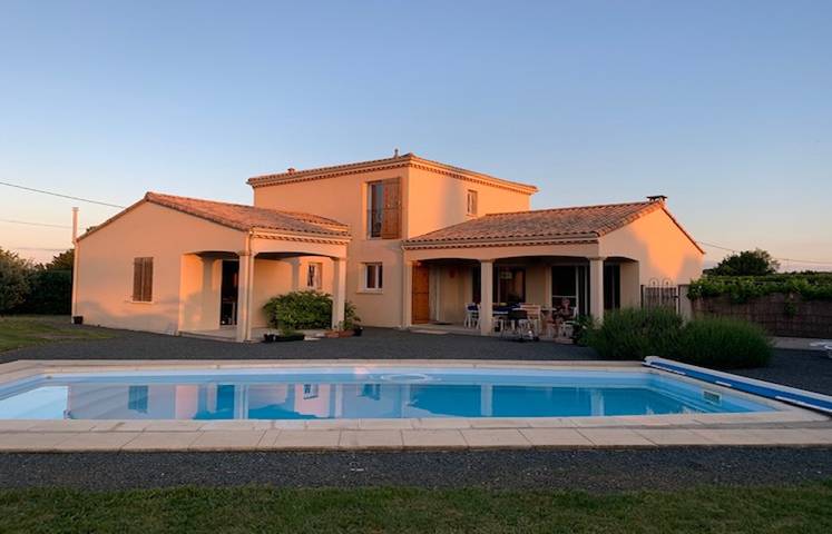 Location de vacances pour 6 personnes, avec Terrasse ainsi que Jardin et Piscine à La Caillère-Saint-Hilaire