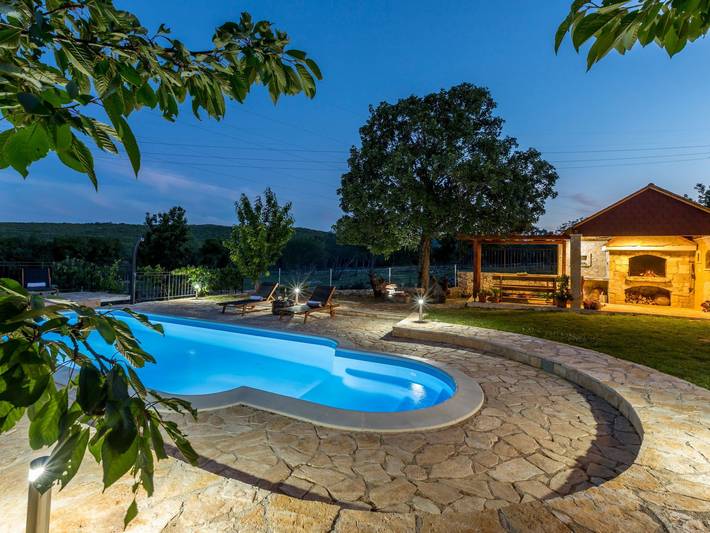 Villa Podrugovi Dvori mit Pool in Koprivno, Dalmatinisches Zagora
