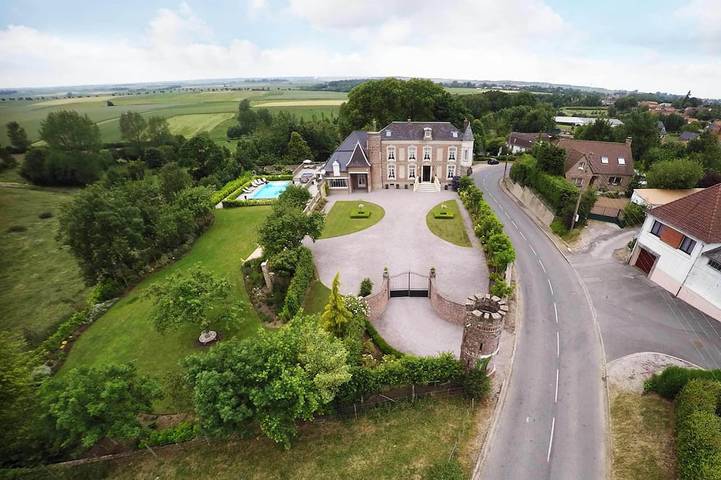 Location de vacances pour 16 personnes, avec sauna ainsi que jardin et jacuzzi à Dohem
