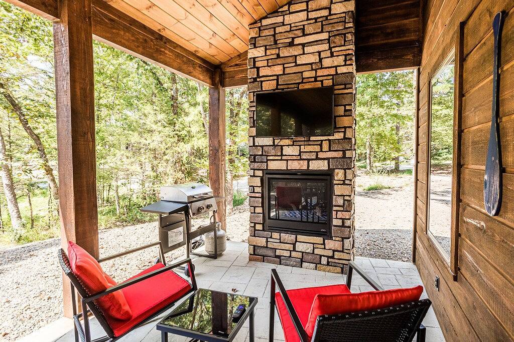 Calvert's Copper Cabin, Cozy cabin! Hot tub, Free Firewood, Fireplace! in Broken Bow, Broken Bow Lake