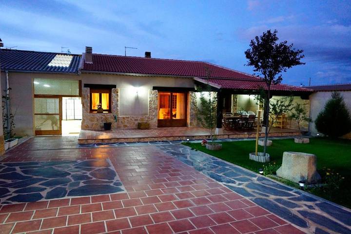 Casa rural con piscina para 9 personas, con vistas además de piscina y jardín en Comarca de Segovia