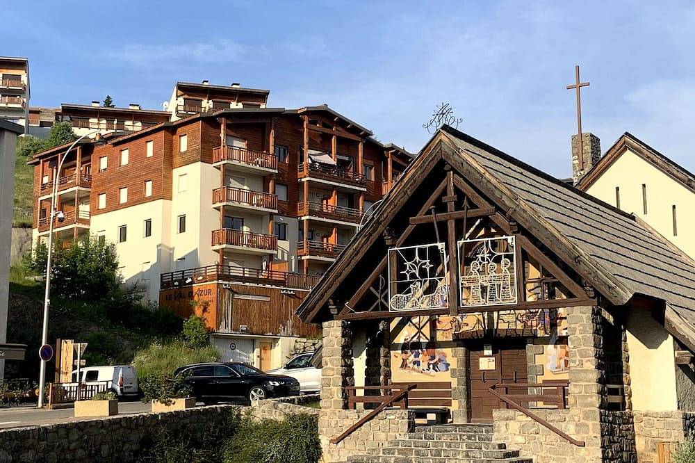 Entire apartment, Le Val D'Azur - 2 Rooms in the center of Valberg (Wifi, Swimming pool, Parking) in Péone, Nice region