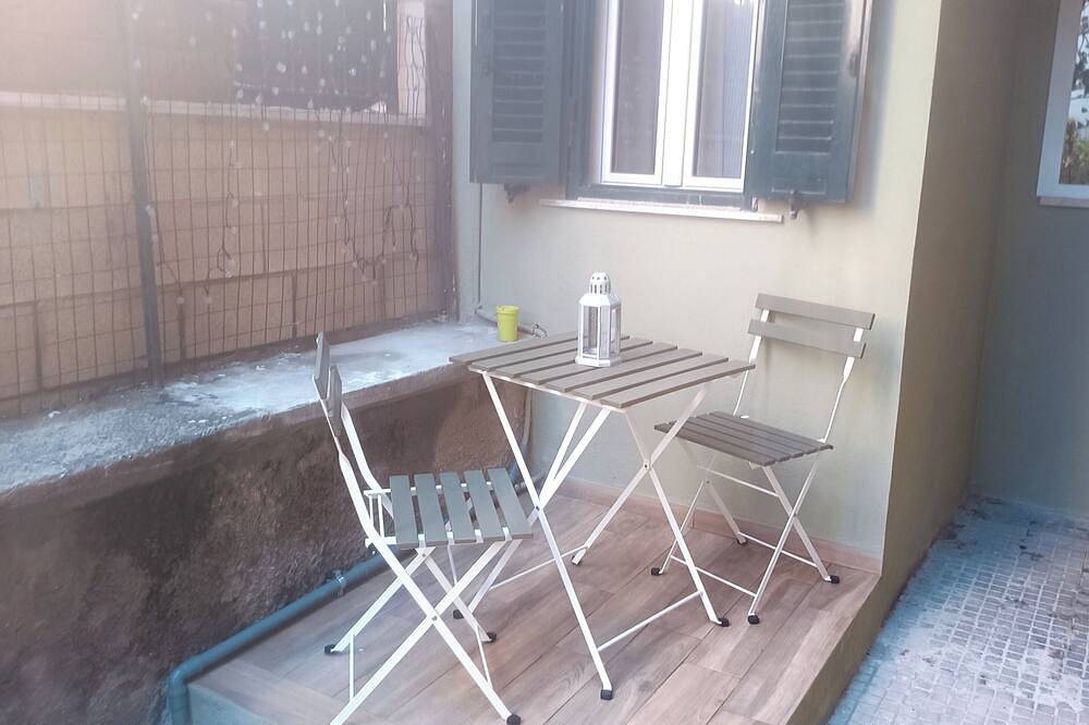 Entire apartment, Delightful studio apartment in the center of Ladispoli near the beach in Ladispoli, Rome Province