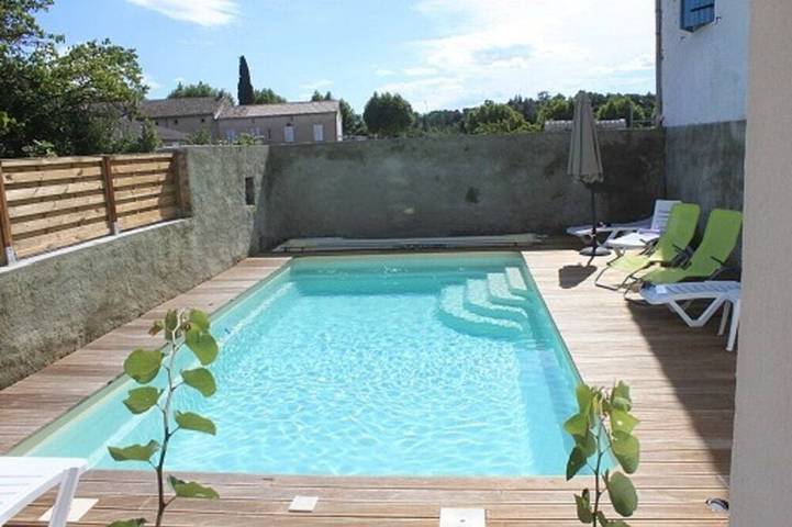 Gîte pour 4 personnes, avec terrasse et piscine