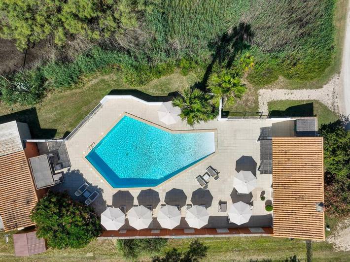 Hôtel pour 3 personnes, avec Terrasse ainsi que Jardin et Piscine