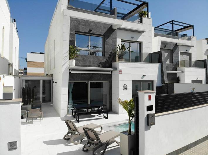 Villa voor 6 personen, with Balkon and Terras as well as Zwembad and Uitzicht in Benijófar