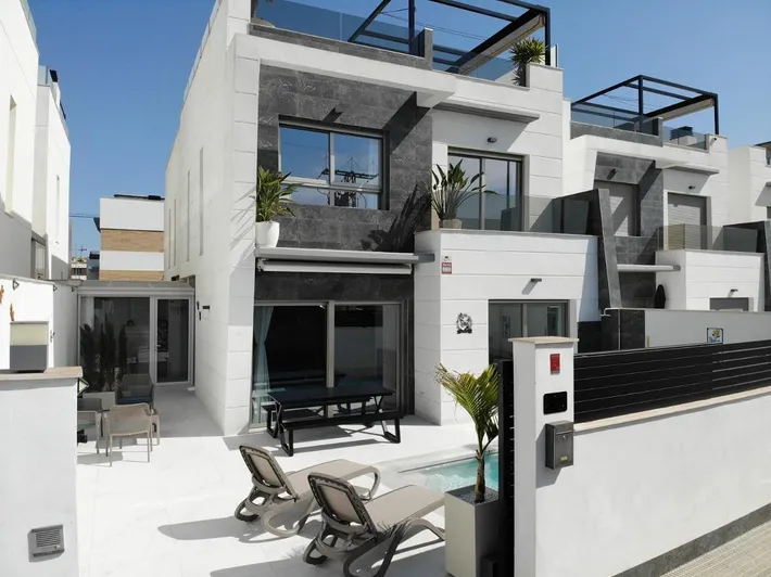 Villa für 6 Personen, mit Terrasse und Pool sowie Ausblick - 1