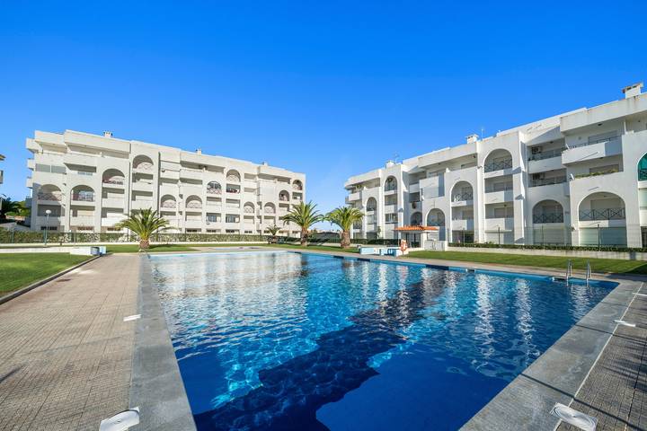 Entire studio, Studio '- 1 Rc A' with Shared Pool, Wi-Fi and Air Conditioning in Alporchinhos, Porches