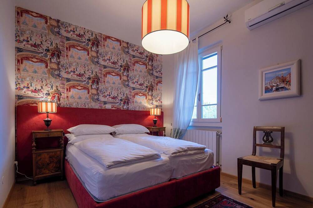 Alleinstehendes Ferienhaus mit privatem Pool,  W-Lan, Sauna, Klimaanlage, Veranda, bei Sirmione in Padenghe sul Garda, Gardasee-Berge
